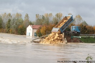 La falla negli argini del Bacchiglione (foto di Alessandro Leorin)